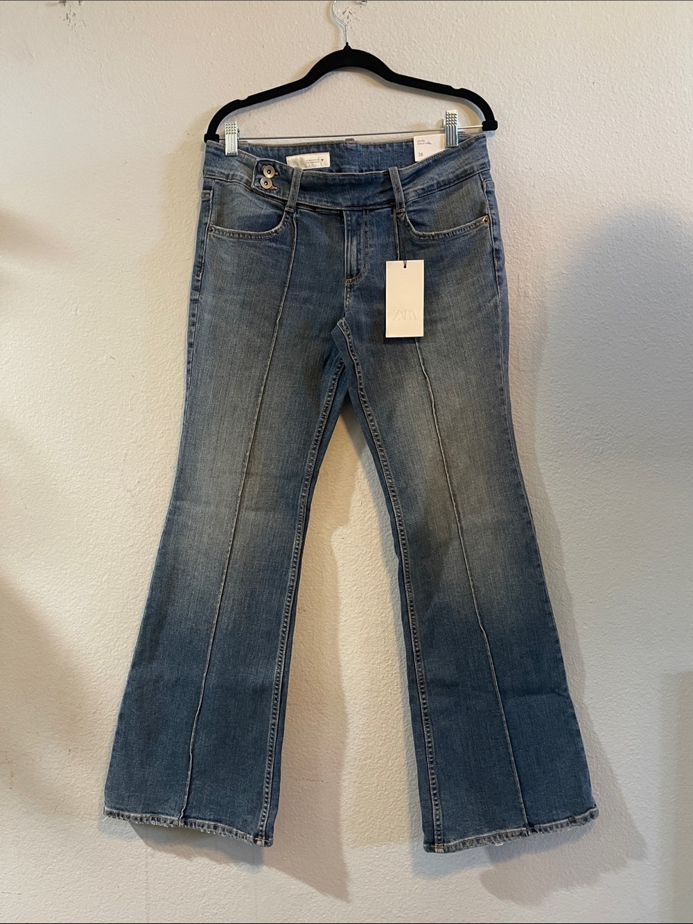 Zara Women's Blue Flared Jeans - Classic Mid Wash